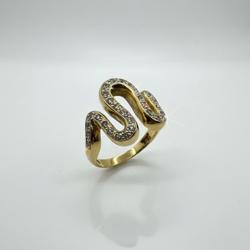 18ct Wavy Diamond Ring