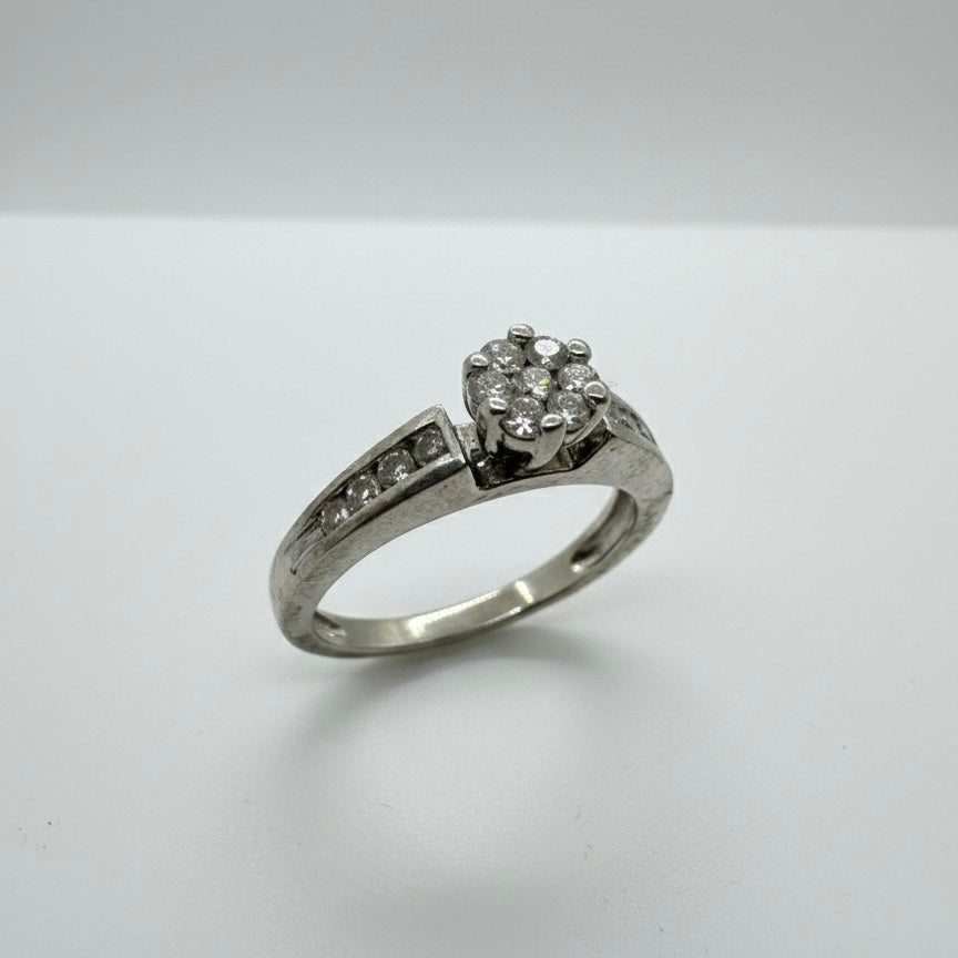 18ct Cluster Centre And Shoulder Diamond Ring