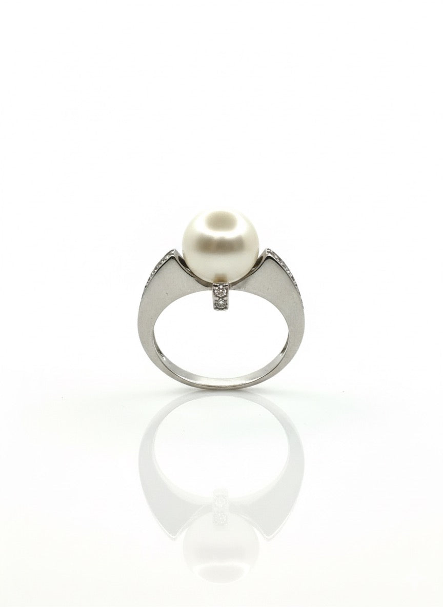 18ct White Gold Diamond Encrusted Clawless Pearl