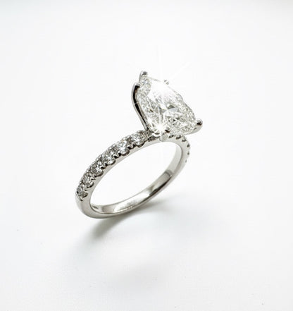 950 Platinum Pear Diamond With Diamond Shoulder Ring